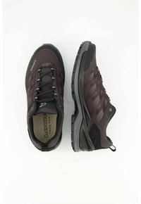 Schwarze Wanderschuhe mit einer strukturierten Oberseite, Schnürverschluss und verstärkter Zehenkappe. Strapazierfähige Gummisohle mit leichtem Profil.