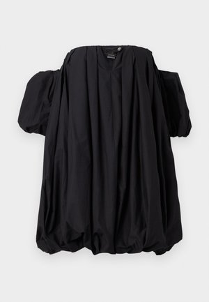 Top nero a spalle scoperte con maniche voluminose e gonfie e fondo arricciato. Realizzato in tessuto leggero con una texture liscia.