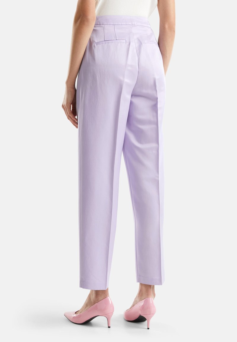 Pantaloni lilac a vita alta con gamba dritta, texture liscia, due tasche posteriori, abbinati a tacchi rosa lucidi.