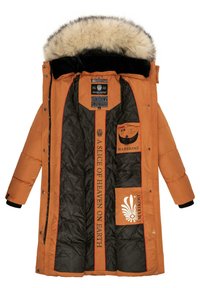 Oranžna podložena parka z umetnim krznom na kapuci, črnim prešitim podlogo, rdečimi poudarki in žepom na prsih z logotipom in podrobnimi napisi.
