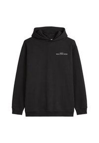 Zwarte sweatshirt met capuchon, lange mouwen, geribbelde boorden en zoom; met witte tekst "ROOTED BY MARC O'POLO DENIM" op de voorkant.