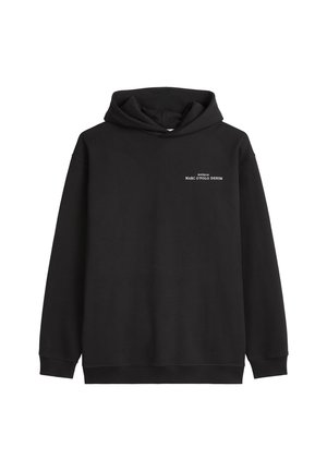 Sweatshirt noir à capuche, à manches longues, avec des poignets et un ourlet côtelés ; présente le texte blanc "ROOTED BY MARC O'POLO DENIM" sur le devant.