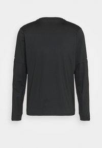 Svart långärmad tröja med rund halsringning. Tillverkad av ett mjukt, lätt material. Har minimal sömnad och inga synliga logotyper eller mönster.