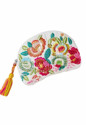 Pochette en tissu blanc avec des motifs floraux brodés colorés, des sequins et un zip à pompon jaune-rose sur le côté.