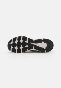 Schwarz-weiße Sportschuhsohle mit strukturiertem Gummi für Grip, ausgestattet mit einem geformten Profilmuster und verstärktem Fersenbereich.