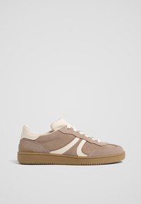 Sneaker mit einem Obermaterial aus braunem Wildleder, cremefarbenen Akzenten, runder Zehenpartie und brauner Gummisohle. Verfügt über strukturiertes Wildleder und glatte Lederdetails.