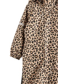 Raincoat con stampa leopardata in marrone e nero, dotato di cappuccio, polsini elastici e tasche frontali. Include dettagli riflettenti per una maggiore visibilità.