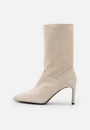 Klassiska stövletter - white