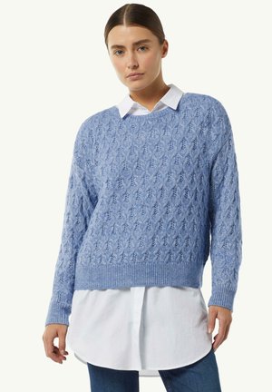  Lichtblauwe gebreide trui met een gestructureerd patroon, v-hals en geribde zoom, gelaagd over een witte overhemd met kraag. Casual pasvorm.