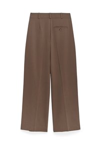 Bruine, wijde broek van glanzende stof. Beschikt over een tailleband met riemlussen, een achterzak met een knoopdetail en een gladde textuur.