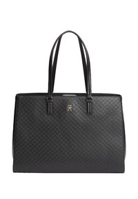 Μαύρη τσάντα ώμου με υφή και διπλούς ιμάντες ώμου, με χρυσό μεταλλικό έμβλημα λογότυπου στη μέση της μπροστινής επιφάνειας.