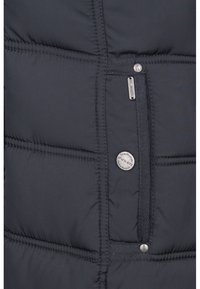 Sort dunjakke stof med quiltet design. Har en lynlåslomme og en metallisk trykknap, glat tekstur og solid syning.