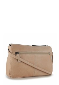 Bolso bandolera de cuero beige con acabado texturizado, que cuenta con un compartimento principal con cremallera y un bolsillo externo con cremallera. Correa ajustable.