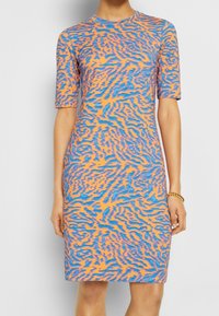 Krótkosleeve'owa sukienka bodycon w kolorze pomarańczowym i niebieskim z wzorem w paski tygrysa, wykonana z gładkiego, elastycznego materiału.