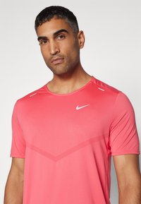 Nike Performance RISE - Camiseta deportiva - aster pink/reflective silver