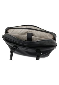 Zwarte leren handtas met een ritssluiting. Het interieur heeft een beige voering met een merkpatroon. Twee stevige handvatten voor comfortabel dragen.