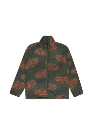 Grüne Fleecejacke mit durchgehendem Front-Reißverschluss und orangefarbenem Textmuster, das sich über den gesamten Stoff erstreckt.