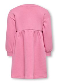 Ροζ φόρεμα από μαλακό, υφασμάτινο ύφασμα με υφή. Διαθέτει μακριά μανίκια, στρογγυλή λαιμόκοψη και ζώνη στη μέση που δημιουργεί μια φουσκωτή φούστα.