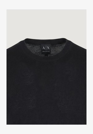 Czarny sweter z okrągłym dekoltem i widoczną metką Armani Exchange wewnątrz kołnierzyka na jasnym tle.