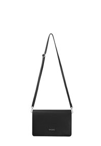 Borsa a tracolla in pelle nera con finitura testurizzata, caratterizzata da una forma rettangolare elegante, tracolla regolabile e dettagli in hardware argentato.