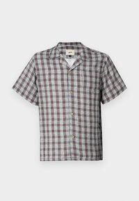 Camicia a maniche corte a quadri marrone e bianco con colletto da campo e taschino sul petto, su uno sfondo neutro.