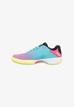 Sportlicher Schuh mit niedrigem Profil in Türkisblau, Pink und Gelb im Farbverlauf, Schnürdesign und K-Swiss-Logo an der Ferse.