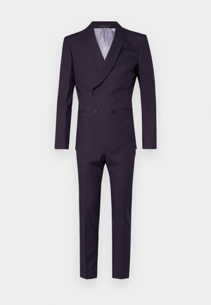 Fato duplo em tom de roxo escuro com colarinho xale, apresentando botões pretos, calças ajustadas e um forro interior em roxo claro.