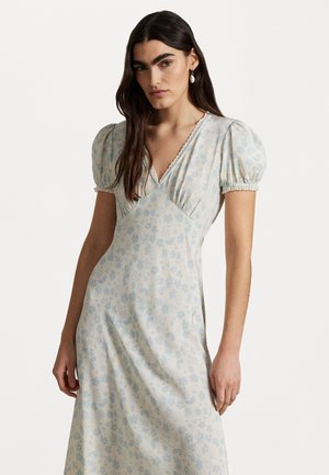 Robe à imprimé floral en tissu doux ; fond bleu clair avec des fleurs pastel ; manches bouffantes ; décolleté en V avec dentelle ; design à mi-mollet.