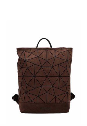 Mochila marrón con patrones geométricos negros, un asa superior y correas de hombro ajustables visibles sobre fondo blanco.
