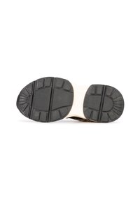 Suela de zapato de goma negra con patrones de relieve profundos, que presenta una sección central suave y acentos texturizados para mayor agarre y estabilidad.
