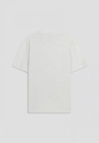 T-shirt bianco in cotone con maniche corte e vestibilità rilassata. Il retro è semplice con una texture liscia e senza motivi o dettagli visibili.