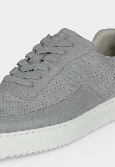 Γκρι σουέτ αθλητικό παπούτσι με διάτρητες λεπτομέρειες, κορδόνια σε αποχρώσεις που ταιριάζουν και παχιά λευκή καουτσούκ σόλα.
