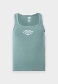 Αμάνικη ριμπ μπλούζα σε απαλή τυρκουάζ απόχρωση με τετράγωνη λαιμόκοψη και λευκό λογότυπο Dickies στο κέντρο του στήθους.