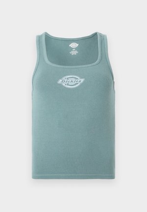 Bezruký žebrovaný top v tlumené tyrkysové barvě s hranatým výstřihem a bílým logem Dickies uprostřed na hrudi.