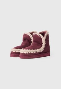 Stivaletti in suede bordeaux con cuciture color crema, morbida fodera interna, punta tonda e suola piatta in gomma.