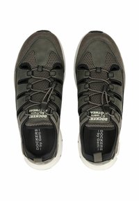 Sportliche Schuhe aus dunkelgrauem Mesh- und Synthetikmaterial, mit elastischen Schnürsenkeln, einer gepolsterten Zunge und einer weißen Gummisohle.