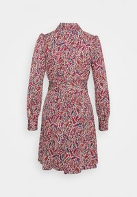 Abito a maniche lunghe in stampa paisley rossa e blu, con vita aderente e gonna svasata, caratterizzato da un collo a camicia e polsini con bottoni.
