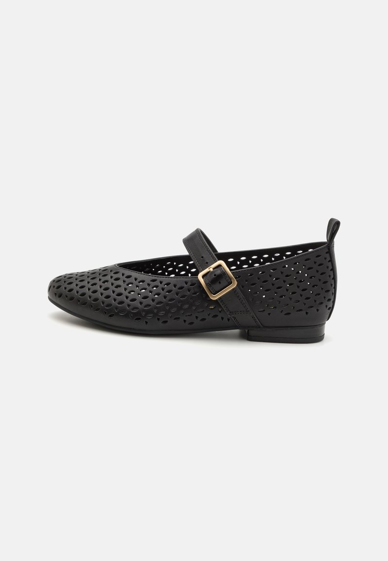 Chaussure plate Mary Jane noire à motif perforé, bout rond, bride ajustable avec boucle dorée et petit talon.