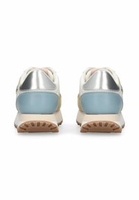 Les baskets présentent une tige en cuir blanc avec des accents argentés et bleu clair, un col rembourré et une semelle extérieure en caoutchouc texturée avec des rainures de traction.