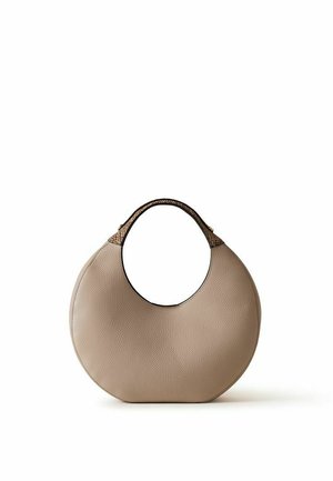 Sac à main rond en cuir beige avec des sections de poignée texturées et une grande ouverture circulaire pour le porter.