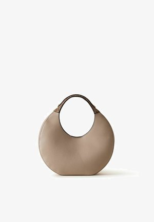 Borsa a mano rotonda color beige in pelle con sezioni manico testurizzate e una grande apertura circolare per il trasporto.