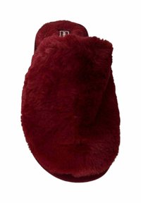 Zueco rojo de felpa con una textura suave y una forma contorneada. Diseño de punta abierta con una parte superior blanda y una suela plana.