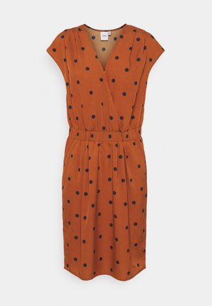 Roestkleurige jurk tot op de knie met zwarte polkadots, mouwloze cap sleeves, V-hals, elastische taille en geplooide rokdetail.