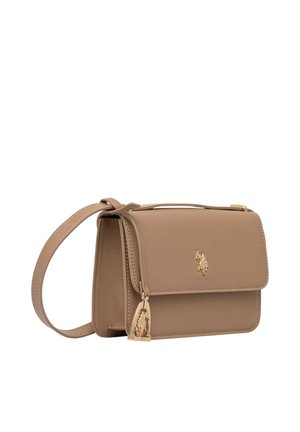 Borsa a tracolla sintetica beige con una texture liscia, ferrature dorate, chiusura a patta e un piccolo dettaglio con ciondolo.
