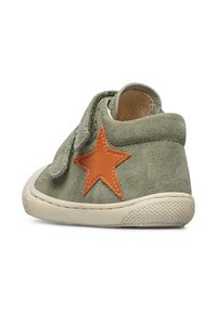 Zelená semišová bota s suchým zipem, zdobená oranžovou hvězdou, zaobleného tvaru a texturovanou podrážkou.