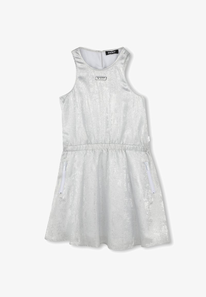 Robe sans manches argentée avec une texture veloutée, taille élastique et poches zippées blanches. Détail du logo DKNY sur le col.
