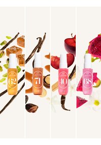 Quattro bottiglie di vetro spray con liquidi di vari colori: giallo (62), arancione (71), rosa (40) e rosa chiaro (68), ciascuna decorata con un'etichetta.