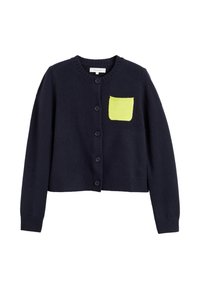 Cardigan lavorato a maglia blu navy con scollatura rotonda, dotato di una tasca quadrata verde brillante e sei bottoni neri sul davanti.
