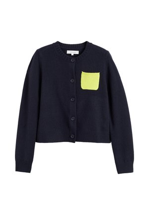 Marineblauwe gebreide cardigan met een ronde halslijn, voorzien van een felgroene vierkante zak en zes zwarte knopen aan de voorkant.