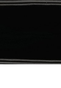 Portafoglio in pelle nera con una tasca con cerniera, cuciture visibili e un design minimalista su uno sfondo bianco.
